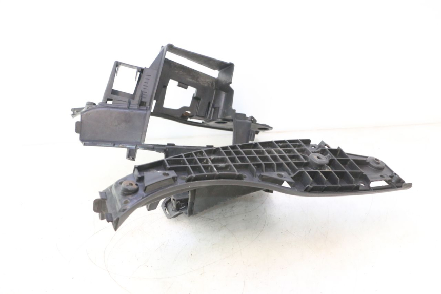 photo de FOOTREST SUZUKI BURGMAN 125 (2007 - 2014) - Fixing points details