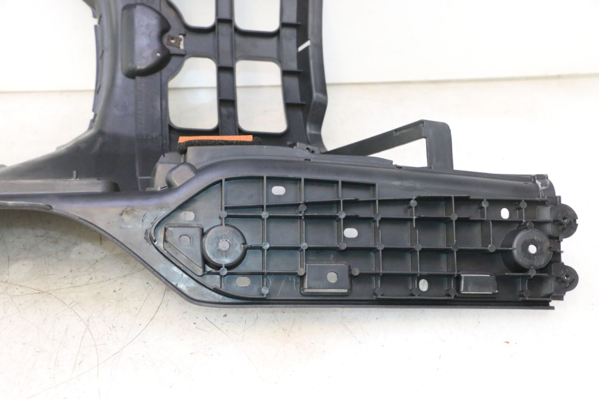 photo de FLOOR PANEL SUZUKI BURGMAN EXECUTIVE ABS 650 (2006 - 2012) - Focus on structure