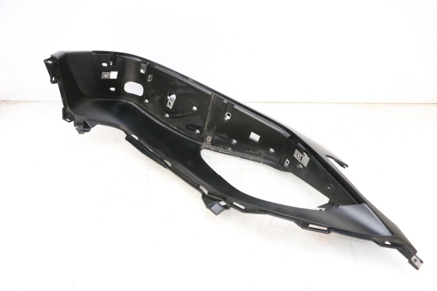 photo de RIGHT FLOOR PANEL PIAGGIO MP3 HPE 300 (2019 - 2026) - Surface and material condition