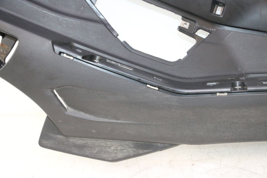 photo de RIGHT FLOOR PANEL PIAGGIO MP3 HPE 530 (2022 - 2026) - Alternative angle