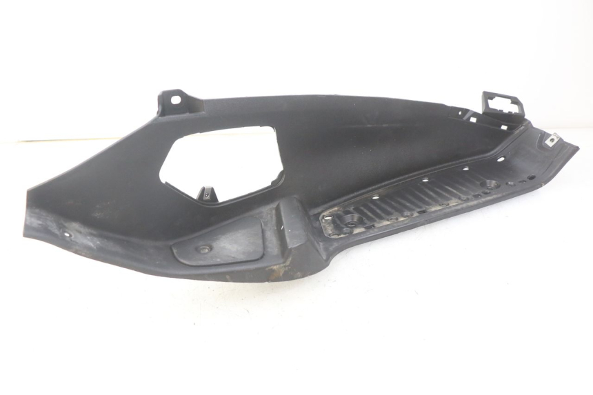 photo de RIGHT FOOTREST PIAGGIO MP3 125 (2006 - 2014) - Surface and material condition
