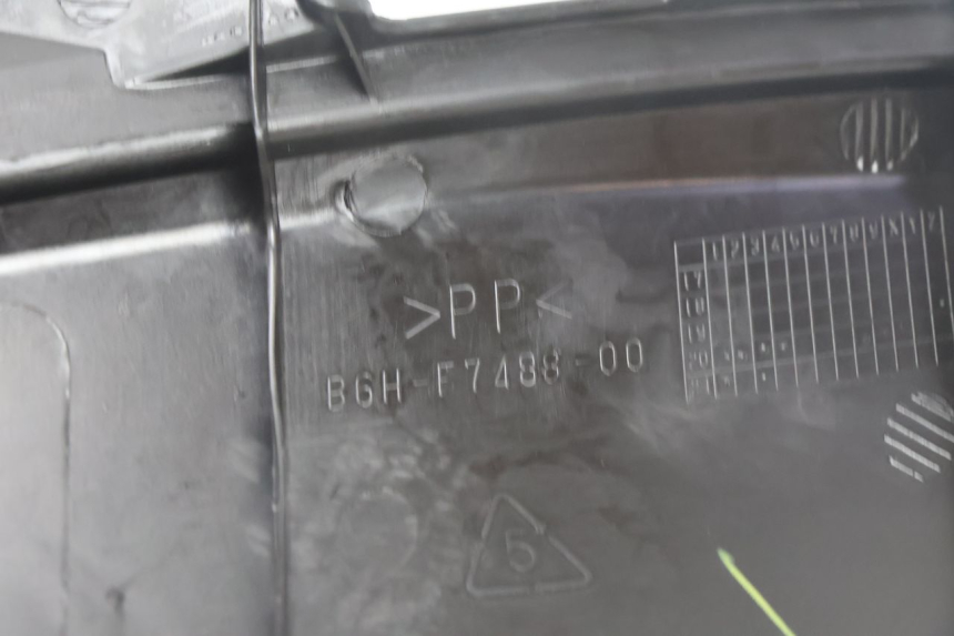 photo de RIGHT FLOOR PANEL YAMAHA N-MAX NMAX 125 (2021 - 2024) - Surface and material condition