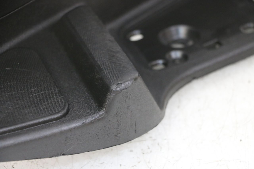 photo de RIGHT FOOTREST PIAGGIO MP3 LT 400 (2007 - 2012) - Fixing points details