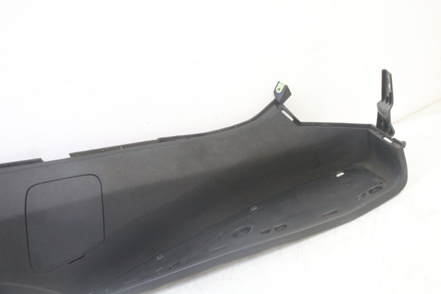 photo de RIGHT FLOOR PANEL PEUGEOT SATELIS 125 (2013 - 2018) - Zoom on usage condition