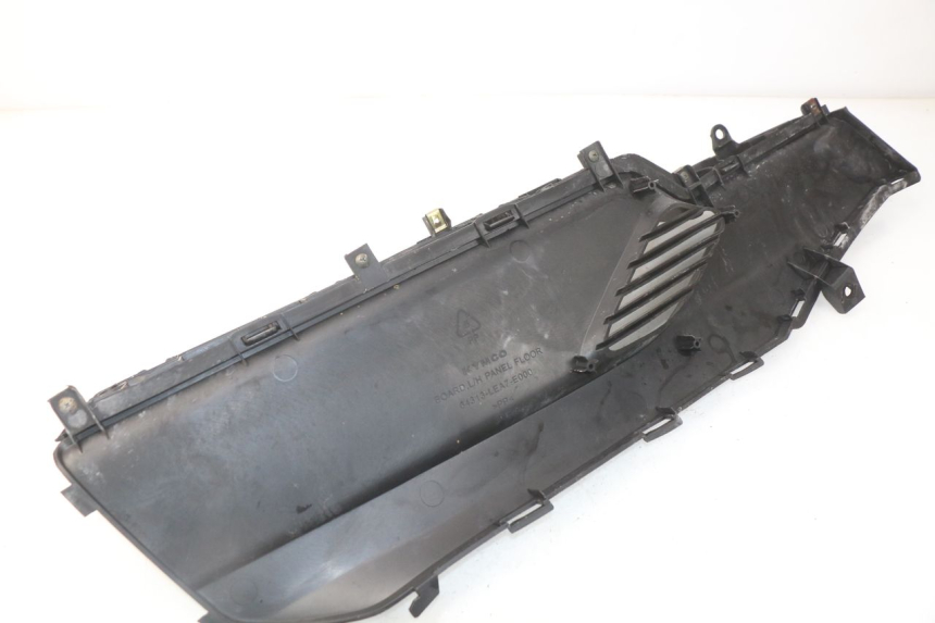 photo de LEFT FOOTREST KYMCO DINK STREET 125 (2009 - 2014) - Zoom on usage condition