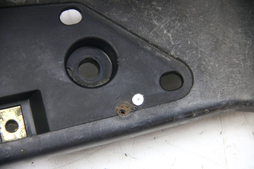 photo de LEFT FOOTREST KYMCO DINK STREET 125 (2009 - 2014) - Fixing points details