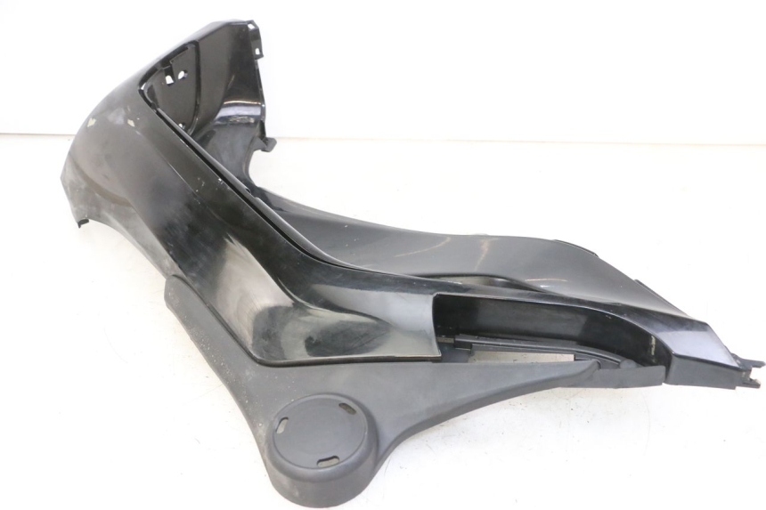 photo de LEFT FLOOR PANEL PIAGGIO IE MP3 YOURBAN 300 (2011 - 2016) - High-resolution close-up