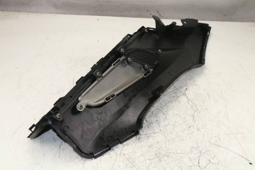 photo de LEFT FLOOR PANEL KYMCO K-XCT 125 (2013 - 2017) - Zoom on usage condition