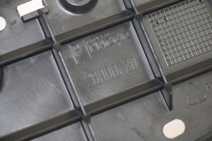 photo de LEFT FLOOR PANEL PIAGGIO MP3 HPE 350 (2018 - 2020) - Fixing points details