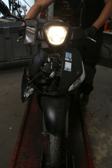 photo de LEFT FOOTREST PEUGEOT SATELIS COMPRESSOR K15 125 (2006 - 2009) - Checked used part