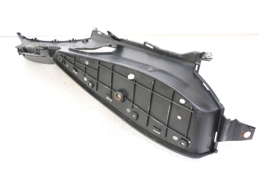 photo de LEFT FLOOR PANEL PEUGEOT SATELIS 125 (2013 - 2018) - Zoom on usage condition