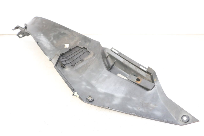 photo de LEFT FLOOR PANEL PEUGEOT SATELIS 125 (2013 - 2018) - Zoom on usage condition