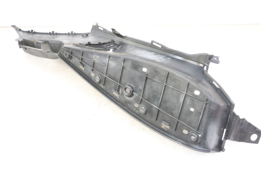 photo de LEFT FLOOR PANEL PEUGEOT SATELIS 125 (2013 - 2018) - Technical close-up