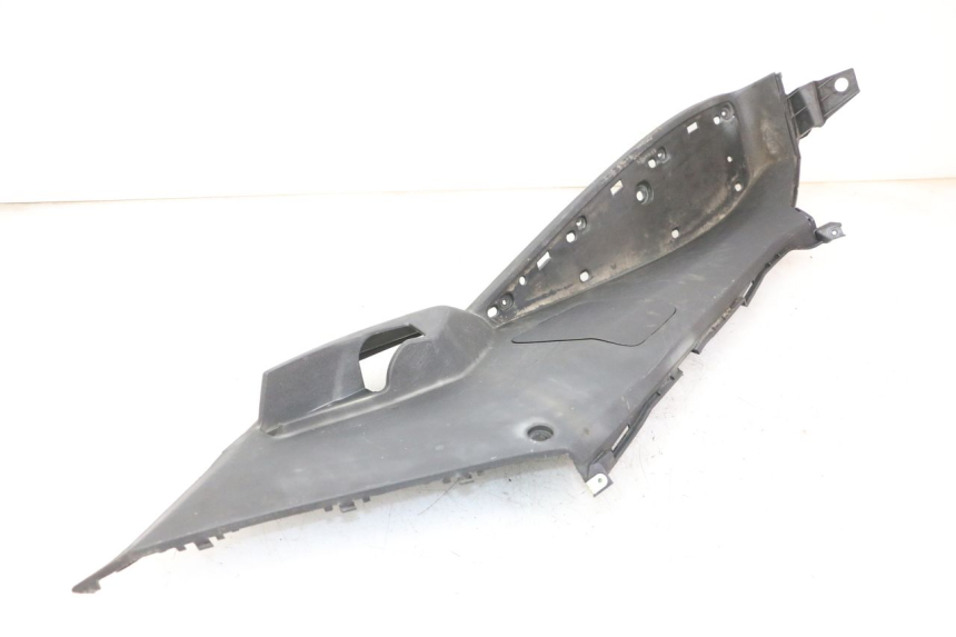 photo de LEFT FLOOR PANEL PEUGEOT SATELIS 125 (2013 - 2018) - Fixing points details