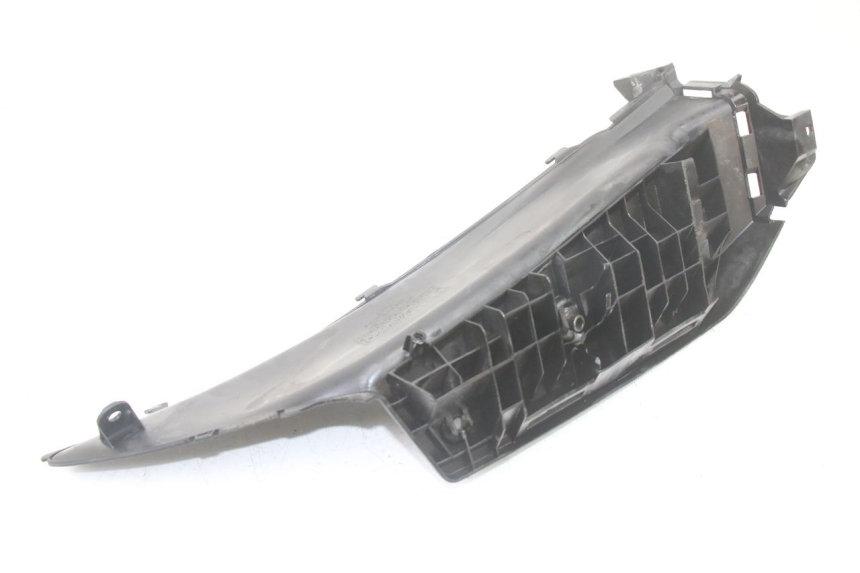 photo de LEFT FLOOR PANEL SUZUKI BURGMAN 125 (2015 - 2017) - Fixing points details