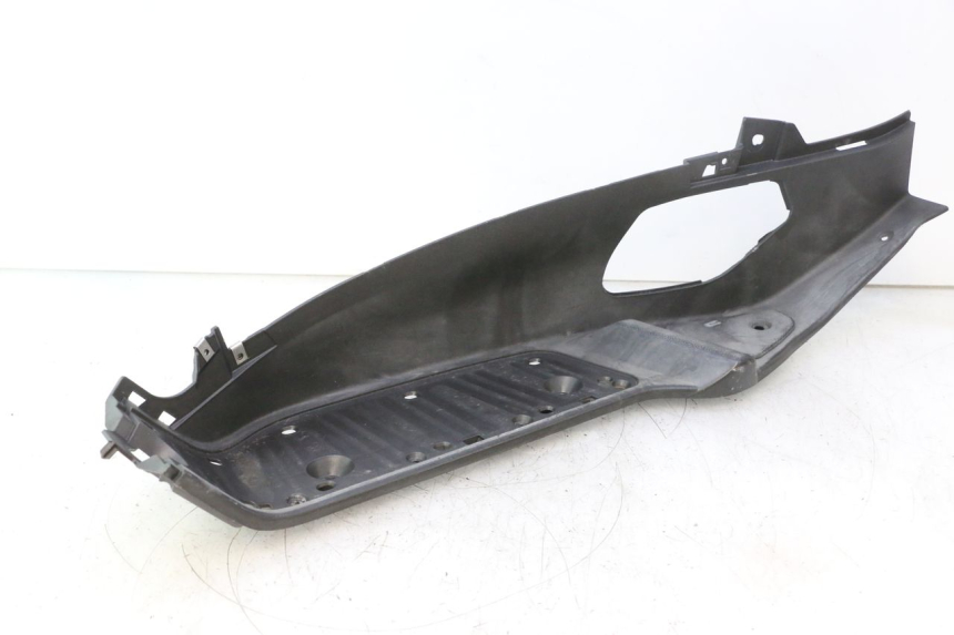 photo de LEFT FLOOR PANEL PIAGGIO X8 STREET 125 (2006 - 2007) - Zoom on usage condition