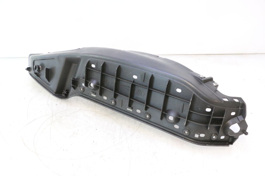 photo de LEFT FLOOR PANEL PIAGGIO X8 STREET 125 (2006 - 2007) - Surface and material condition