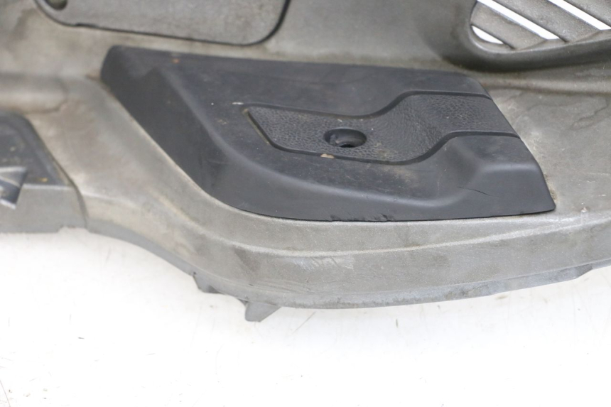 photo de LEFT FOOTREST PIAGGIO X9 125 (2000 - 2003) - Technical close-up