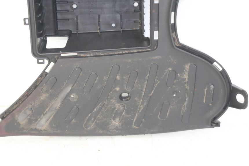 photo de FOOTREST PEUGEOT KISBEE 2T 50 (2018 - 2022) - Surface and material condition