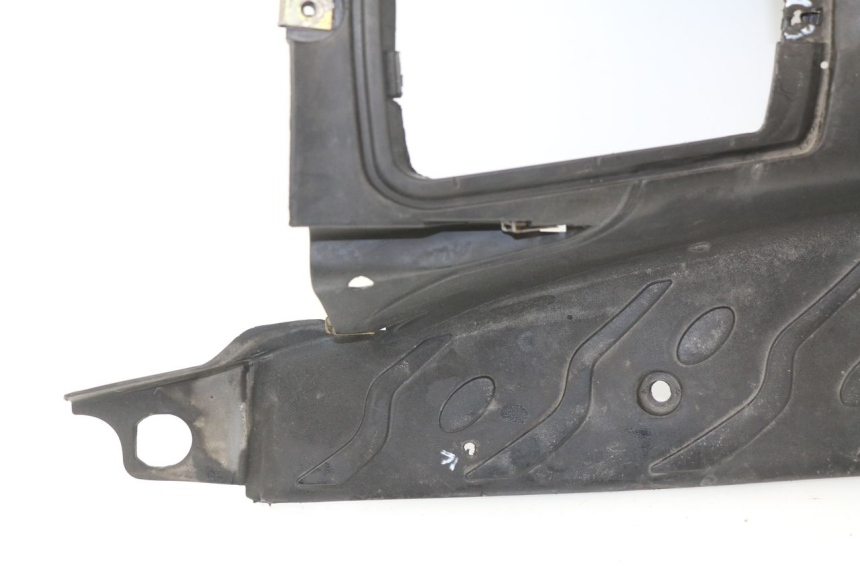 photo de FLOOR PANEL PEUGEOT SPEEDFIGHT LC 50 (1996 - 2002) - Distinctive features