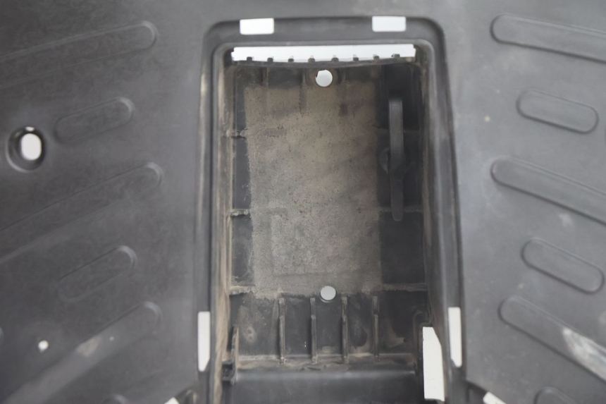 photo de FLOOR PANEL PEUGEOT STREETZONE NAKED 2T 50 (2014 - 2018) - Zoom on usage condition