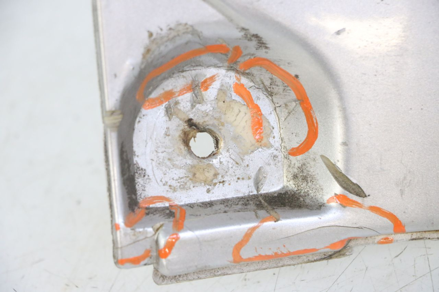 photo de FLOOR PANEL PIAGGIO SUPER LX 125 (2000 - 2003) - Surface and material condition