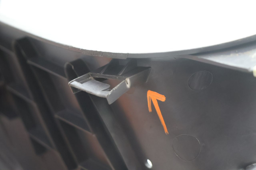 photo de FLOOR PANEL PEUGEOT VIVACITY 100 (1999 - 2008) - Fixing points details