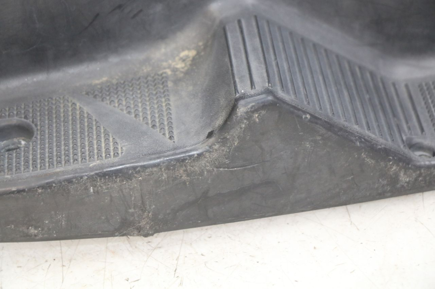 photo de FOOTREST YAMAHA YP MAJESTY 125 (1998 - 2001) - Fixing points details