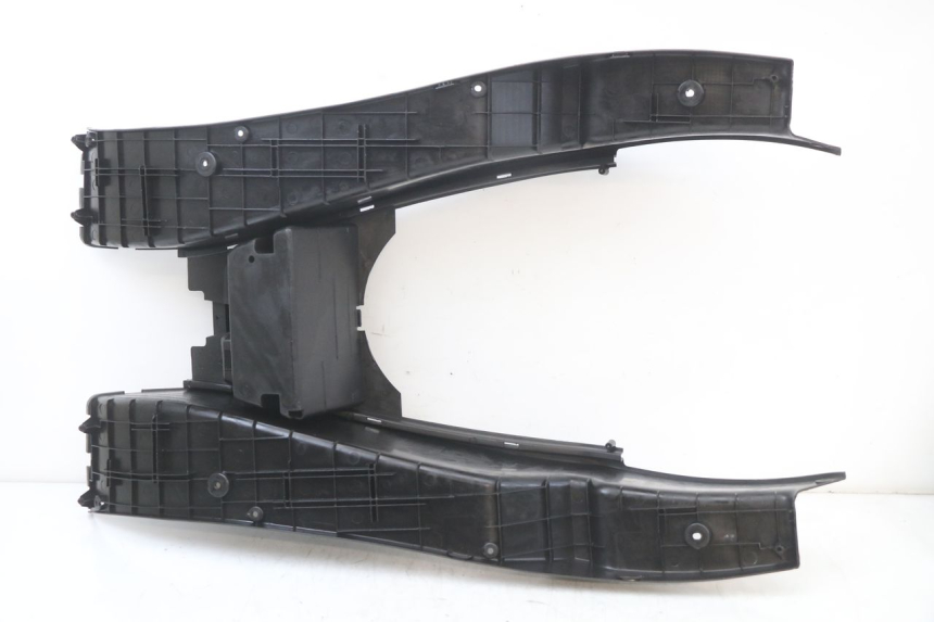 photo de FLOOR PANEL YAMAHA YP MAJESTY 125 (2002 - 2006) - Fixing points details