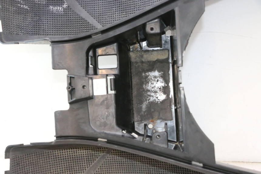 photo de FLOOR PANEL YAMAHA YP MAJESTY 125 (2002 - 2006) - Detailed visual inspection