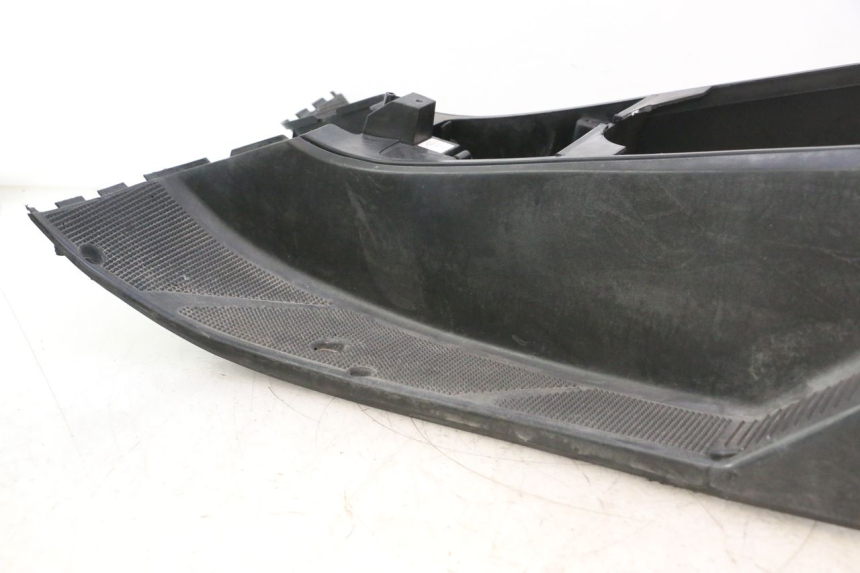 photo de FLOOR PANEL YAMAHA YP MAJESTY 125 (2002 - 2006) - Surface and material condition