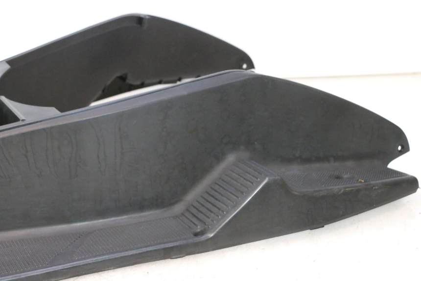 photo de FLOOR PANEL YAMAHA YP MAJESTY 125 (2002 - 2006) - High-resolution close-up
