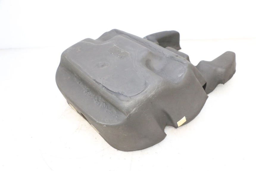 photo de UNDERSEAT CARPET PEUGEOT SATELIS COMPRESSOR K15 125 (2006 - 2009) - Technical close-up