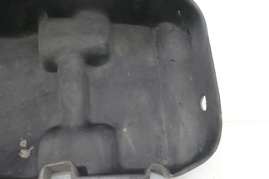 photo de UNDERSEAT CARPET PEUGEOT SATELIS 125 (2006 - 2009) - Fixing points details