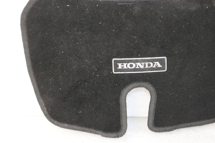 photo de UNDERSEAT CARPET HONDA ST PAN EUROPEAN 1300 (2002 - 2013) - Technical close-up
