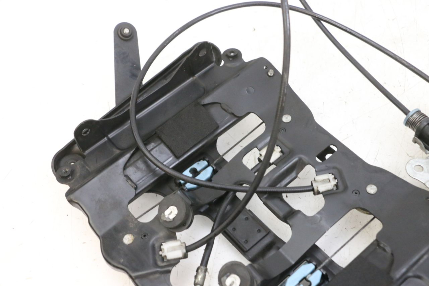 photo de SCREEN ENGINE SUZUKI BURGMAN 650 (2013 - 2020) - Fixing points details