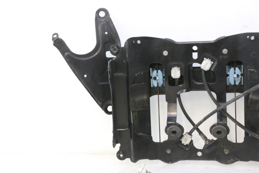 photo de SCREEN ENGINE SUZUKI BURGMAN EXECUTIVE ABS 650 (2006 - 2012) - Fixing points details