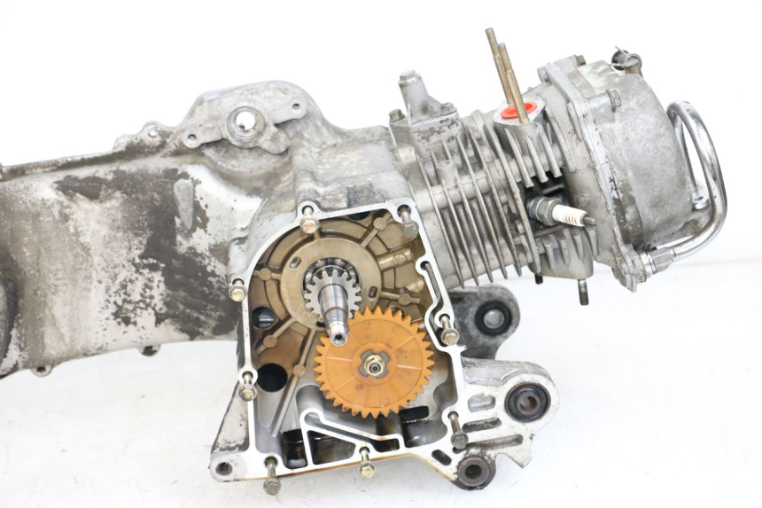 photo de ENGINE PEUGEOT KISBEE 4T 50 (2010 - 2017) - Surface and material condition