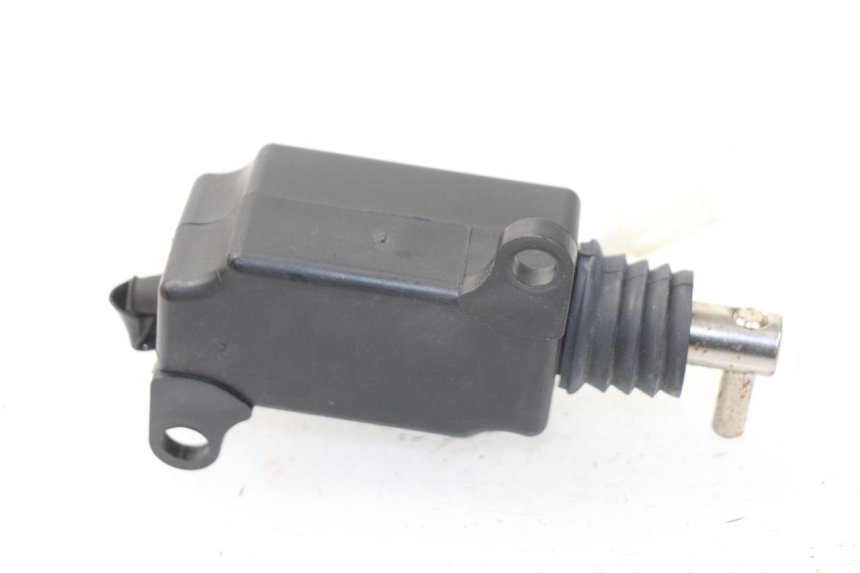 photo de TRUNK OPENING MOTOR SYM FIDDLE 3 III 125 (2014 - 2020) - Zoom on usage condition