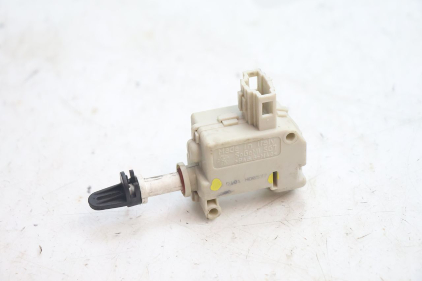 photo de TRUNK OPENING MOTOR GILERA GP 800 (2007 - 2013) - Component detail