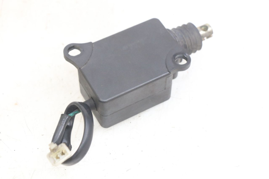 photo de TRUNK OPENING MOTOR SYM GTS EFI 125 (2012 - 2016) - Zoom on usage condition