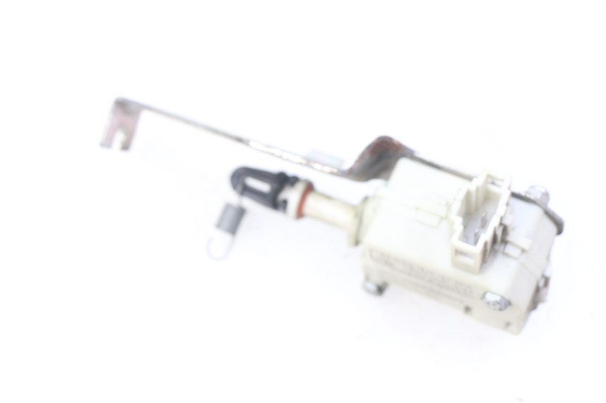 photo de TRUNK OPENING MOTOR PIAGGIO LIBERTY IGET 4T 50 (2015 - 2020) - Alternative perspective