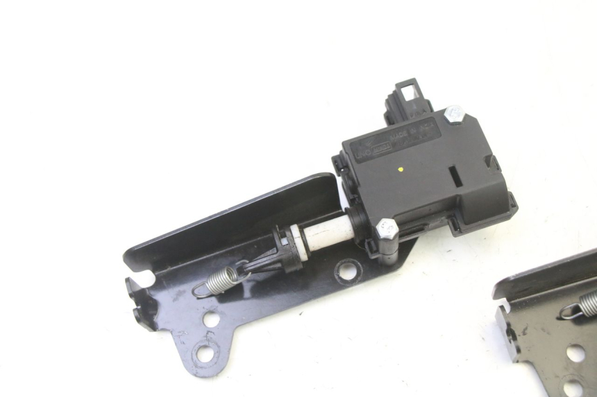 photo de SEAT LOCK ENGINE PIAGGIO MP3 HPE 310 (2024 - 2025) - Component detail