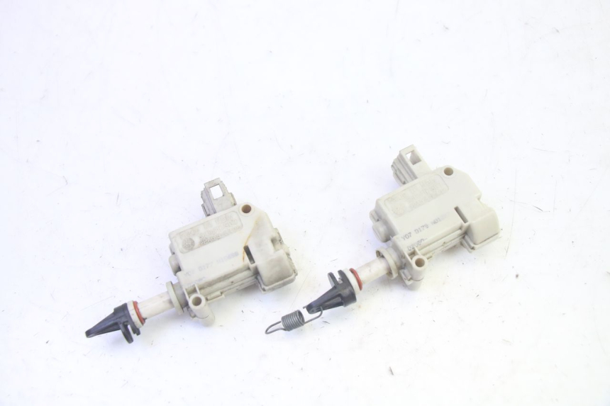 photo de TRUNK OPENING MOTOR PIAGGIO MP3 LT 400 (2007 - 2012) - Main view