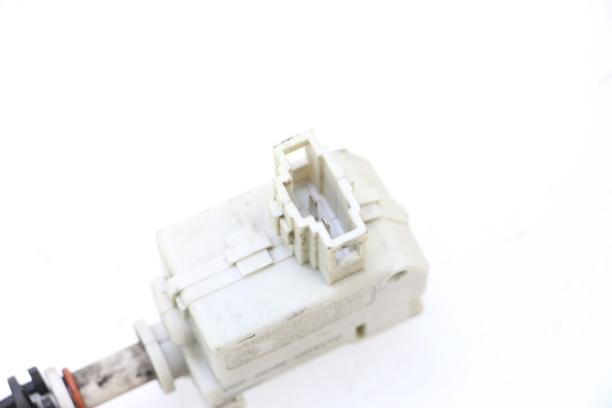 photo de TRUNK OPENING MOTOR PIAGGIO MP3 125 (2006 - 2014) - Zoom on usage condition