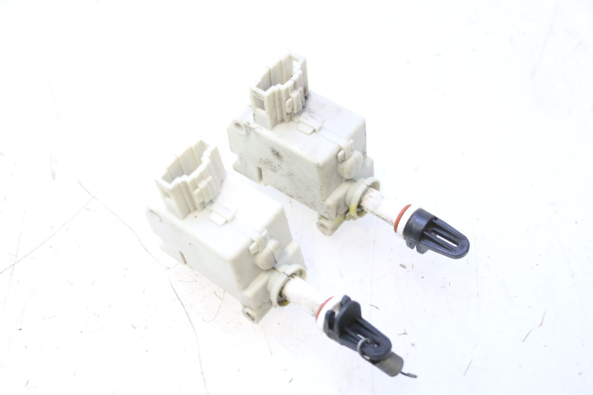 photo de SEAT LOCK ENGINE PIAGGIO MP3 500 (2011 - 2015) - Alternative perspective
