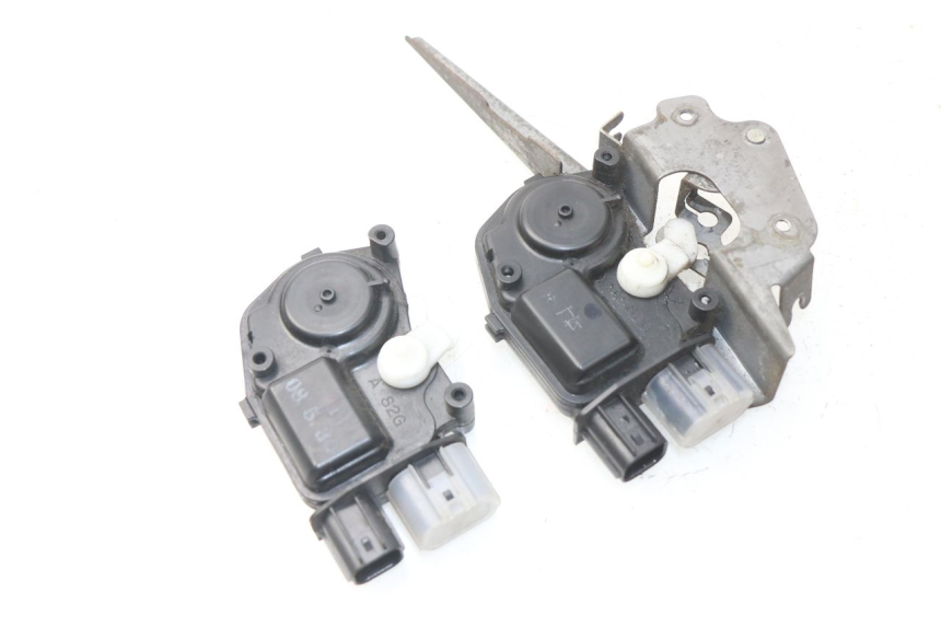 photo de SEAT LOCK ENGINE HONDA NSS EX FORZA 250 (2005 - 2013) - Alternative perspective