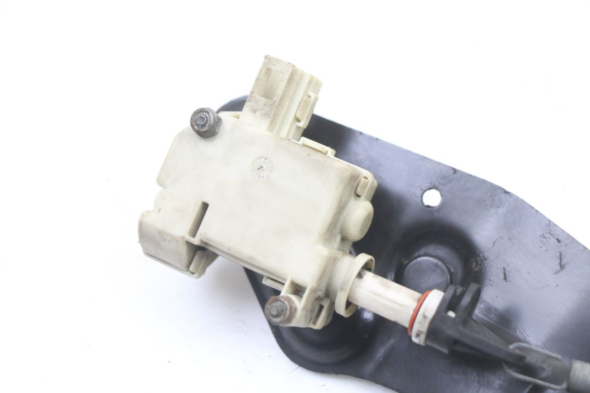 photo de TRUNK OPENING MOTOR PIAGGIO VESPA GRANTURISMO 125 (2003 - 2007) - Component detail