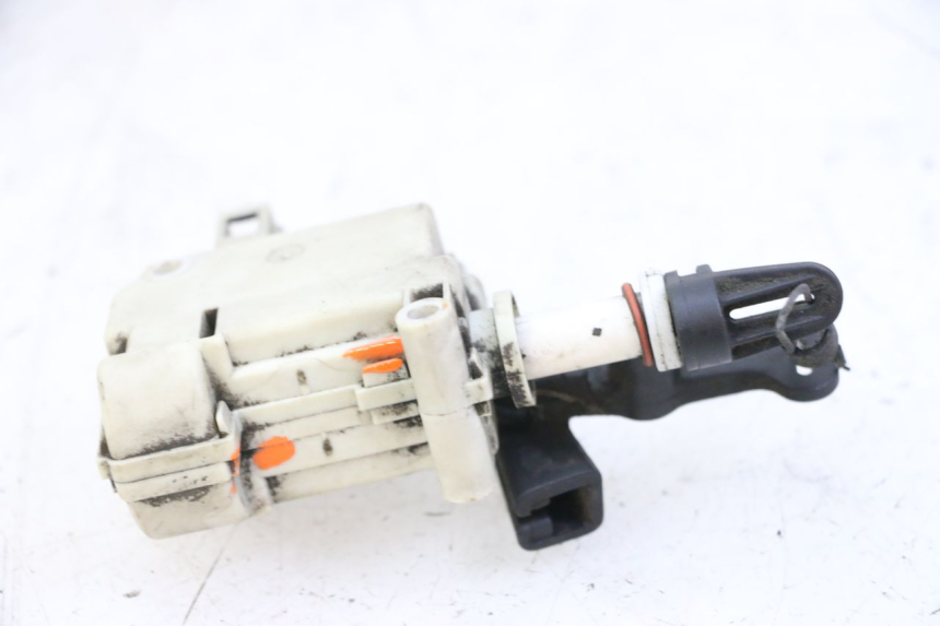 photo de SEAT LOCK ENGINE PIAGGIO VESPA GRANTURISMO 200 (2004 - 2005) - Zoom on usage condition