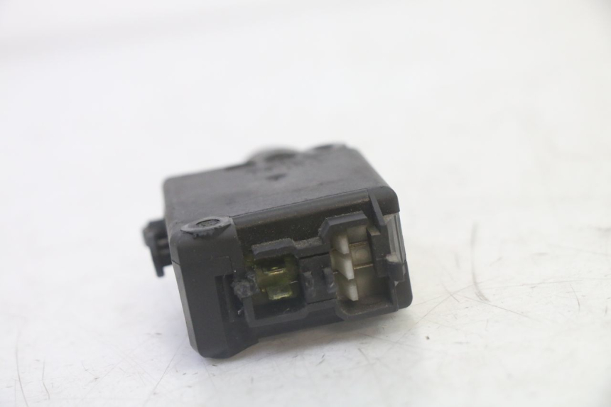 photo de TRUNK OPENING MOTOR PEUGEOT SATELIS 125 (2010 - 2012) - Alternative perspective